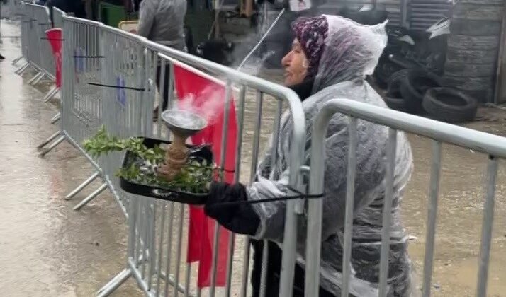 Slogan atmak isterken kendini yakan kadın, ‘abla yanıyorsun’ uyarısına aldırış etmedi