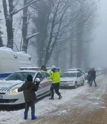 Soğuk havada sıcak görüntüler: Jandarma çocuklarla kar topu savaşı yaptı