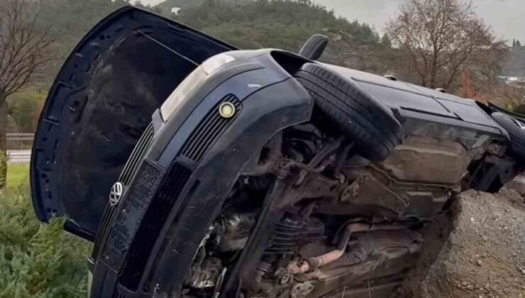 Söke’de otomobil refüje devrildi: 2 yaralı