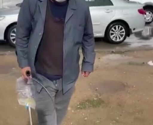 Sonda tüpüne meyve suyu koyup dilencilik yapan şahıs yakalandı