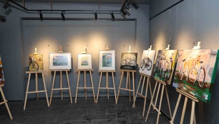 Su galerisinde sanat ve bisiklet buluşması