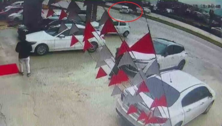 Sürücüsünün kontrolünü kaybettiği otomobilin aydınlatma direğine çarptığı anlar kamerada