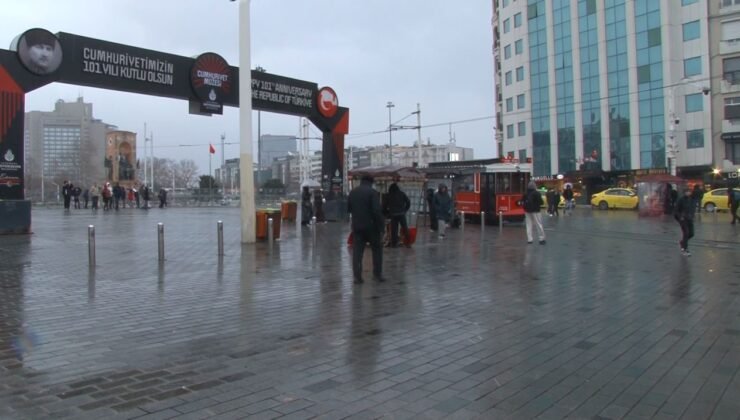 Taksim’de kar yağışı aralıklarla etkisini gösteriyor