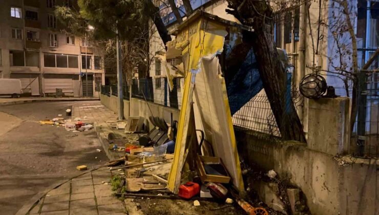 Tekirdağ’da kamyonet taksi durağına daldı, olay yerini terk etti: O anlar kamerada