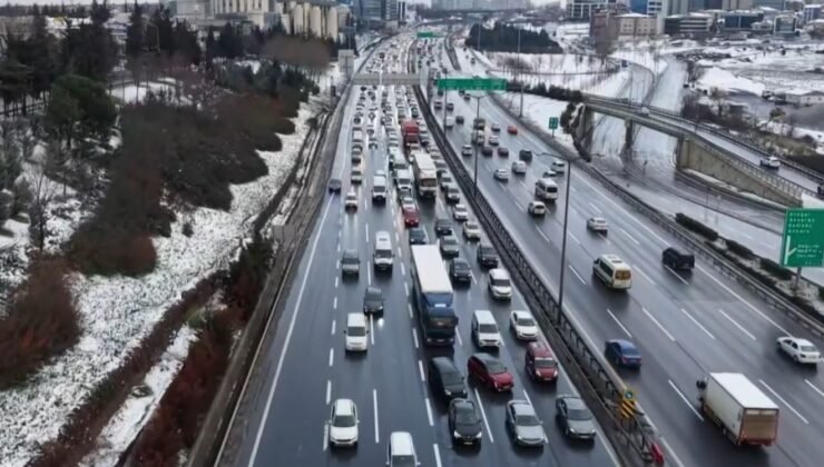 TEM Otoyolu Mahmutbey Gişeleri’nde trafik havadan görüntülendi