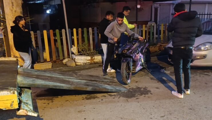 Tesla ile çarpışan motosikletteki 2 kişi metrelerce savruldu