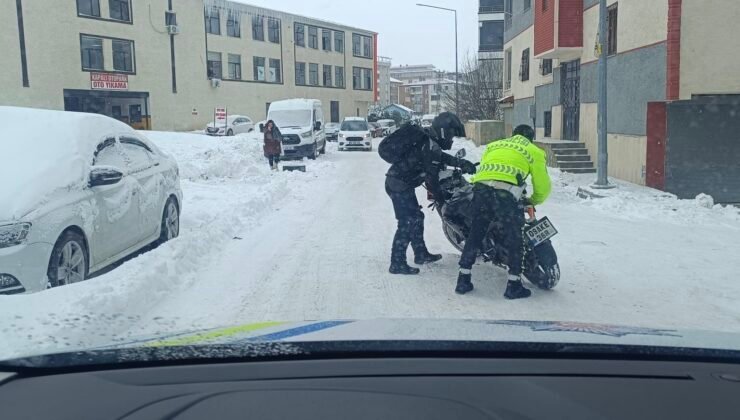 Tipiye rağmen görev başındaki polisler yolda kalanların yardımına koştu