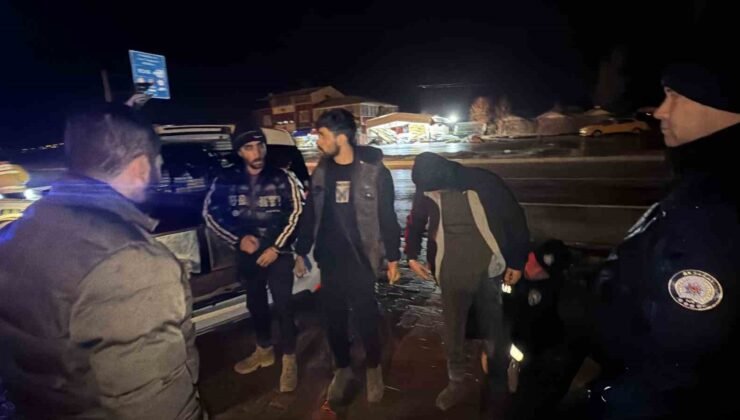 Tokat’ta durdurulan otomobilde 3 kaçak göçmen yakalandı