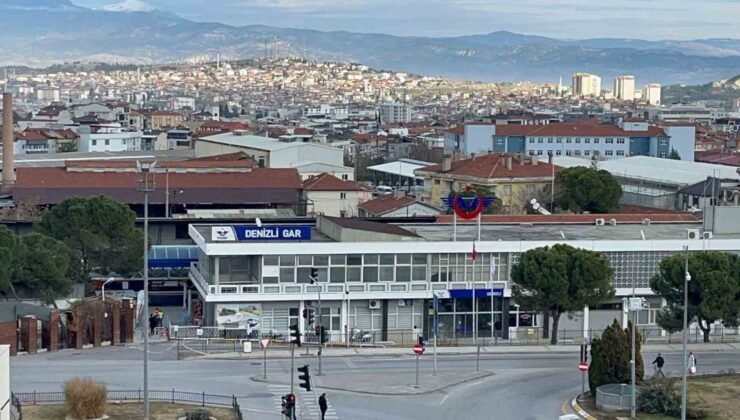 Tren garı önünde unutulan valiz bomba paniğine neden oldu