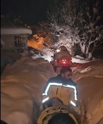 Tunceli’de kapalı yollar aşıldı, ayağı kırılan yaşlı kadın hastaneye ulaştırıldı