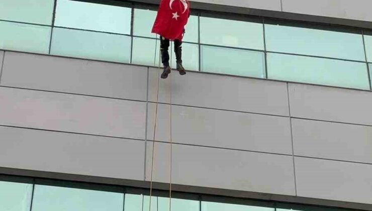 Türk bayrağına saldırıya Aydın’dan tepki: 30 metreye tırmanıp zirveye astı