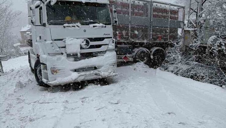 Türkeli’de doğalgaz tırı karda kaydı, yol ulaşıma kapandı
