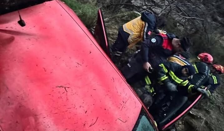 Uçuruma yuvarlanan araçta bulunan 2’si çocuk 5 kişi yaralandı