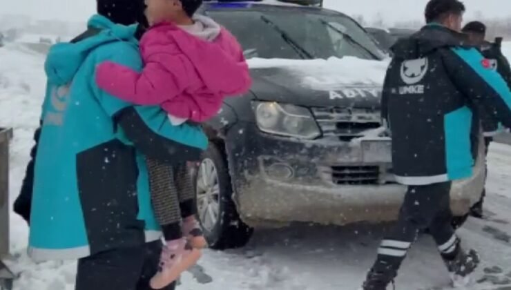 UMKE hasta kurtarmak için karlı yolları aşıyor