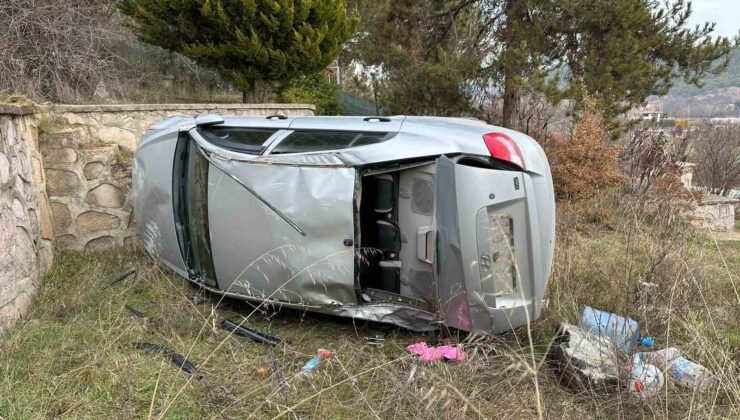 Uşak’ta kontrolden çıkan otomobil bahçeye devrildi: 1 yaralı