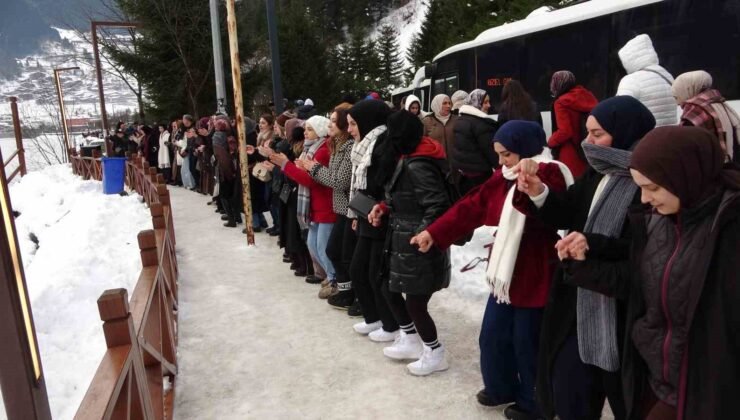 Uzungöl’ün çevresinde binlerce kişi horon halkası oluşturdu