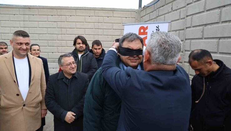Vali yardımcısı gözleri bağlı araç kullandı