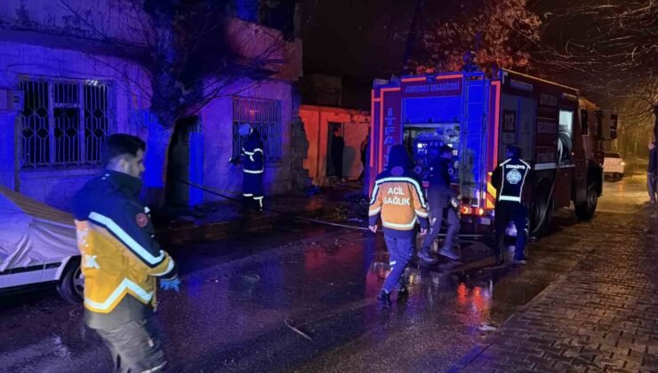 Yalnız yaşayan adamın yaktığı soba, metruk evi alev topuna çevirdi