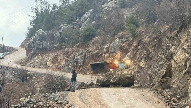 Yamaçtan kopan kaya yola düştü
