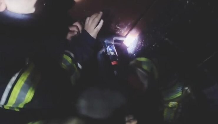 Yangın çıkan toprak evde kısmi çökme meydana geldi