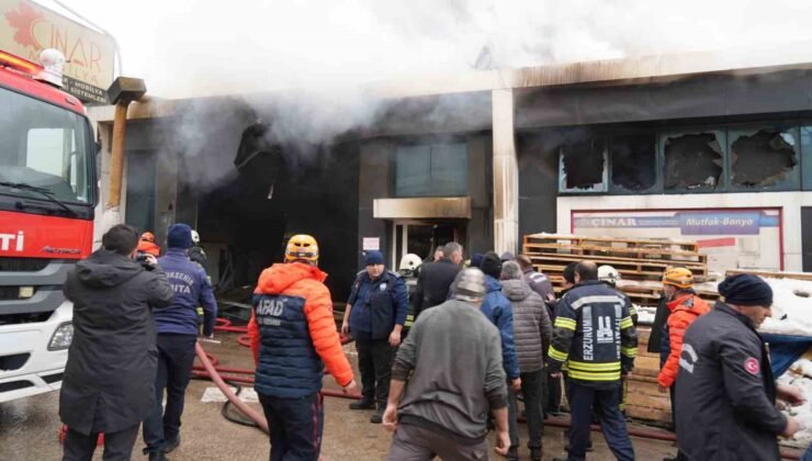 Yangında içerde kalan 2 kişi ekiplerin yardımıyla kurtarıldı