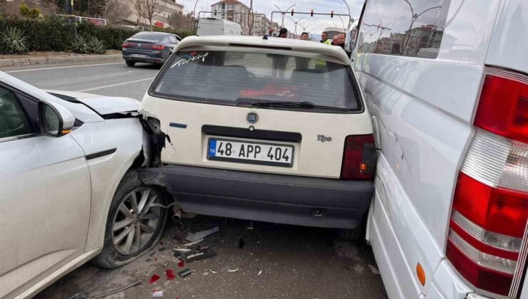 Yatağan’daki kazada üç araç hasar gördü