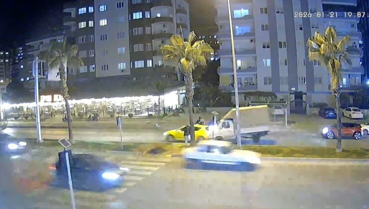 Yayaya yol vermek isterken zincirleme kazaya neden oldu
