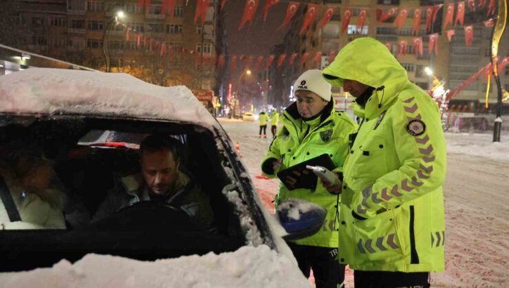 Yeni yılın ilk saatlerinde polis ekiplerinden denetim