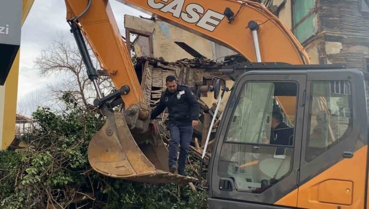 Yıkılan binadan bayrağı kurtaran zabıta personeli: “Gönlüm el vermedi”
