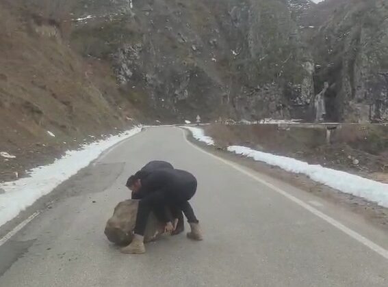 Yola düşen kayayı otomobilleriyle çektiler