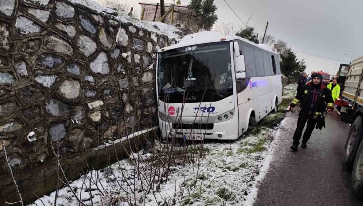 Yolcu midibüsü kazazede aileye çarptı: 1 ölü, 3 yaralı