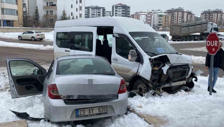 Yolcu minibüsüyle otomobil çarpıştı: 4 yaralı