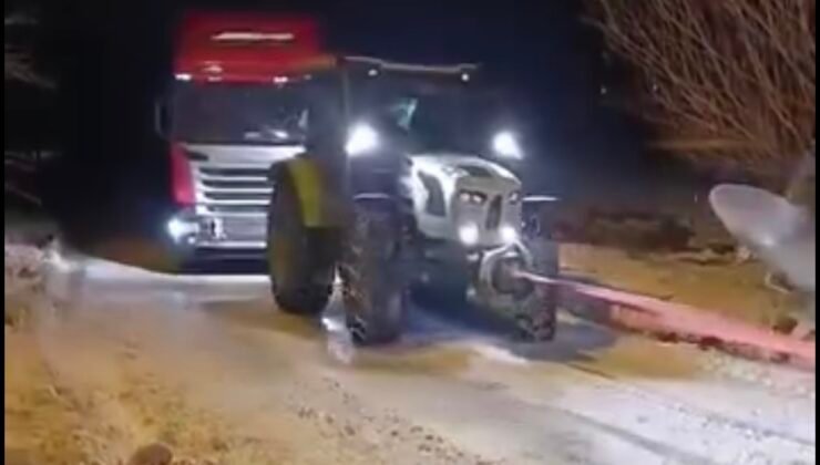 Yolda kalan tır, konvoy halinde çekilerek kurtarıldı