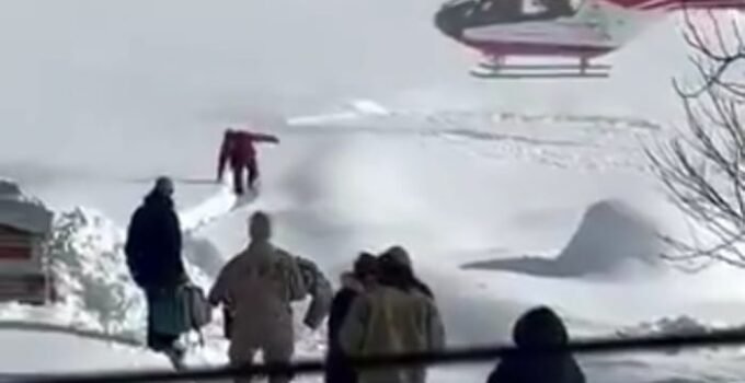 Yolu kapalı mahallede hastalanan bebek, helikopterle hastaneye ulaştırıldı