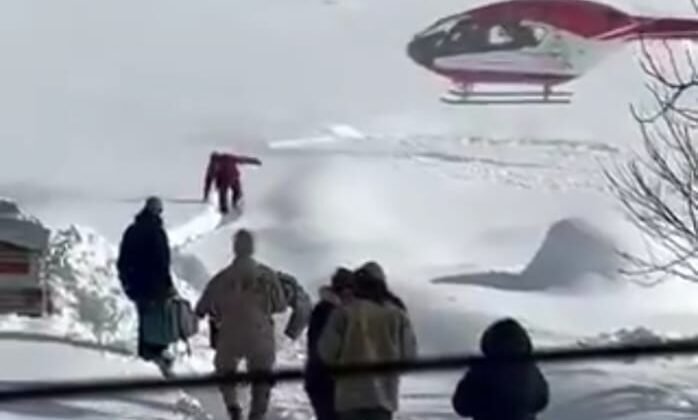 Yolu kapalı mahallede hastalanan bebek, helikopterle hastaneye ulaştırıldı