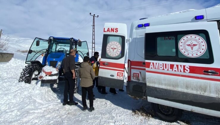 Yüksekova’da film sahnelerini aratmayan görüntüler: Hastayı kurtarmak için traktörle seferber oldular