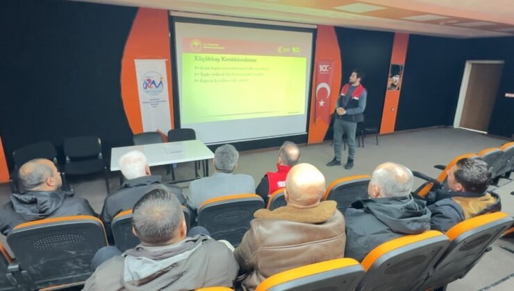 Yüksekova’da hayvan nakliyecileri ve celeplere ’refah’ eğitimi