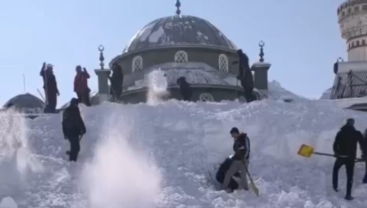 Yüksekova’da kar altında kalan cami ve evler imece usulü temizlendi