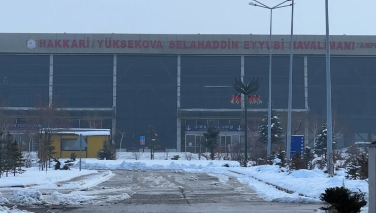 Yüksekova’da olumsuz hava şartları ulaşımı etkiledi