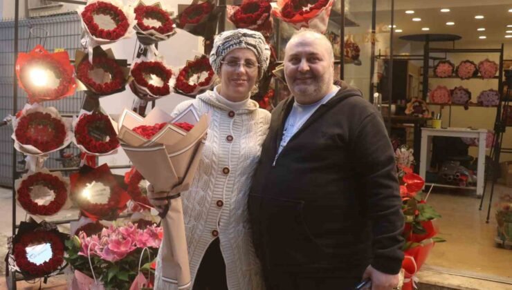 “11 kez istedim, 11’incide aldım” dedi, 26 yıllık aşkını gül ile taçlandırdı