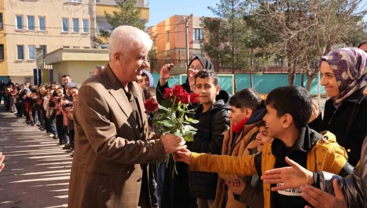 43 yılda yüzlerce öğrenci yetiştirdi, çiçek ve alkışlarla emekli oldu