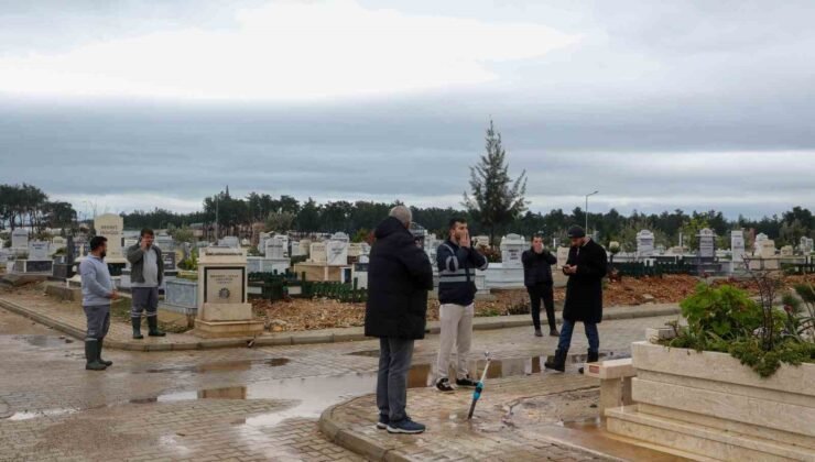6 Şubat depreminde hayatını kaybeden Antalyalı vatandaşlar mezarı başında anıldı