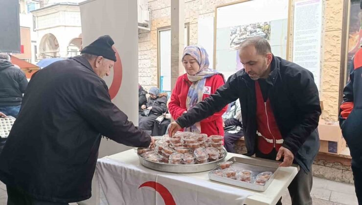 6 Şubat depreminde hayatını kaybedenler anısına lokma dağıtıldı