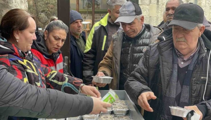 6 Şubat depremlerinde hayatını kaybedenler Edirne’de dualarla anıldı