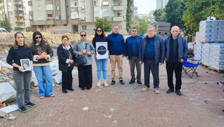 Adana’da depremde 96 kişinin hayatını kaybettiği apartmanın yerinde gözyaşlarına boğuldular