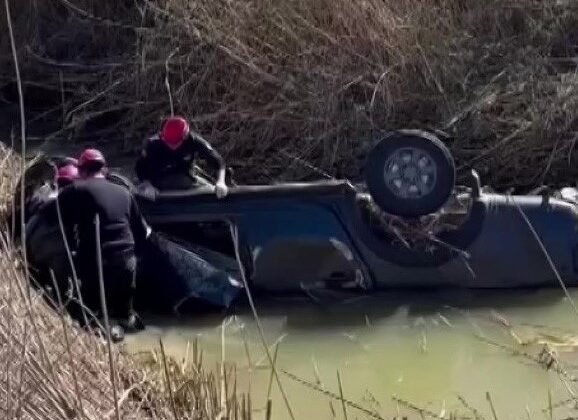 Adana’da dereye devrilen kamyonetin sürücüsü hayatını kaybetti