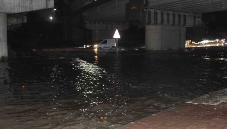 Adana’da gece bastıran sağanak yağış yolları göle çevirdi