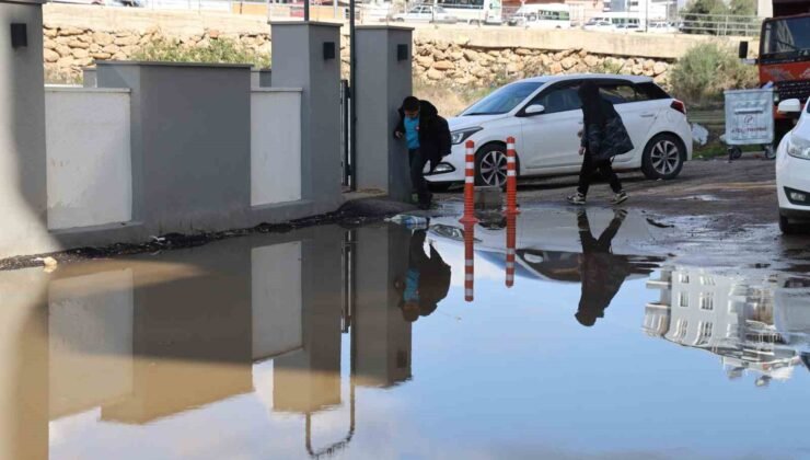 Adana’da iğrenç manzara: Lağımlar sokağa taşıyor, çocuklar üzerinden atlamak zorunda kalıyor