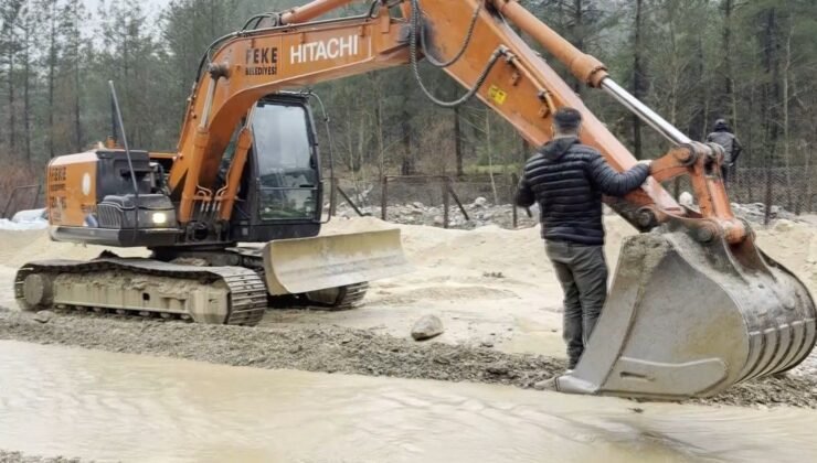 Adana’da sel ve heyelanlar ulaşımda aksamalara neden oldu