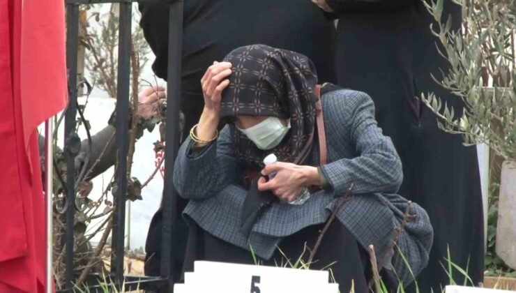 Adıyaman’da deprem şehitliğine duygusal ziyaret